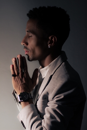 帅哥双手合十祷告图片